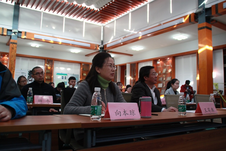 王经理和向老师出席会议1.jpg